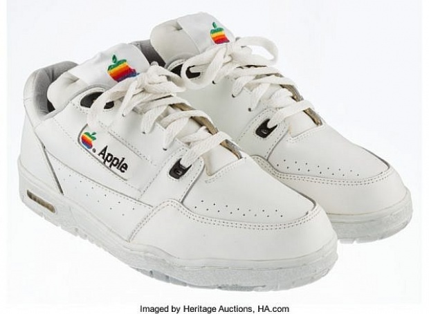 รองเท้าผ้าใบของ Apple ยุค 90s ประมูลเริ่มต้น 5 แสน