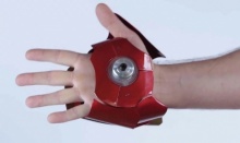 ถุงมือประดิษฐ์พลังเลเซอร์อย่างกับ Iron Man ที่ใช้ได้จริง!